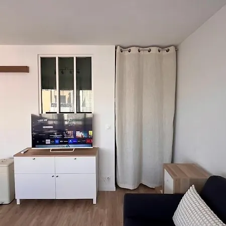 Apartment Fully Renovated Studio, Terrace, Parking, 3 Min Walk *