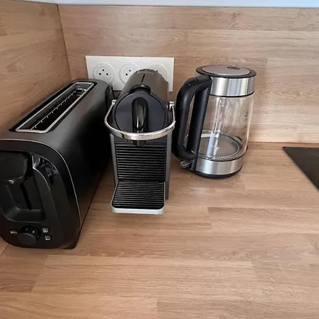Apartment Fully Renovated Studio, Terrace, Parking, 3 Min Walk