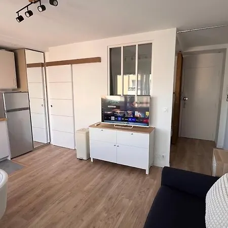 Апартаменты Fully Renovated Studio, Terrace, Parking, 3 Min Walk *