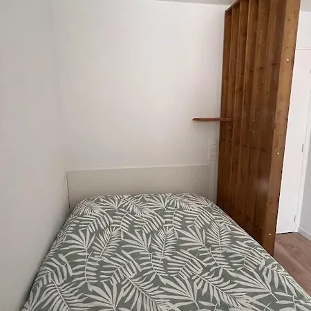 Fully Renovated Studio, Terrace, Parking, 3 Min Walk Apartment