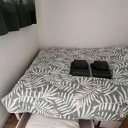Fully Renovated Studio, Terrace, Parking, 3 Min Walk Apartment *