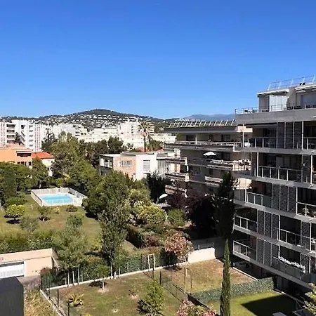Apartment Fully Renovated Studio, Terrace, Parking, 3 Min Walk *